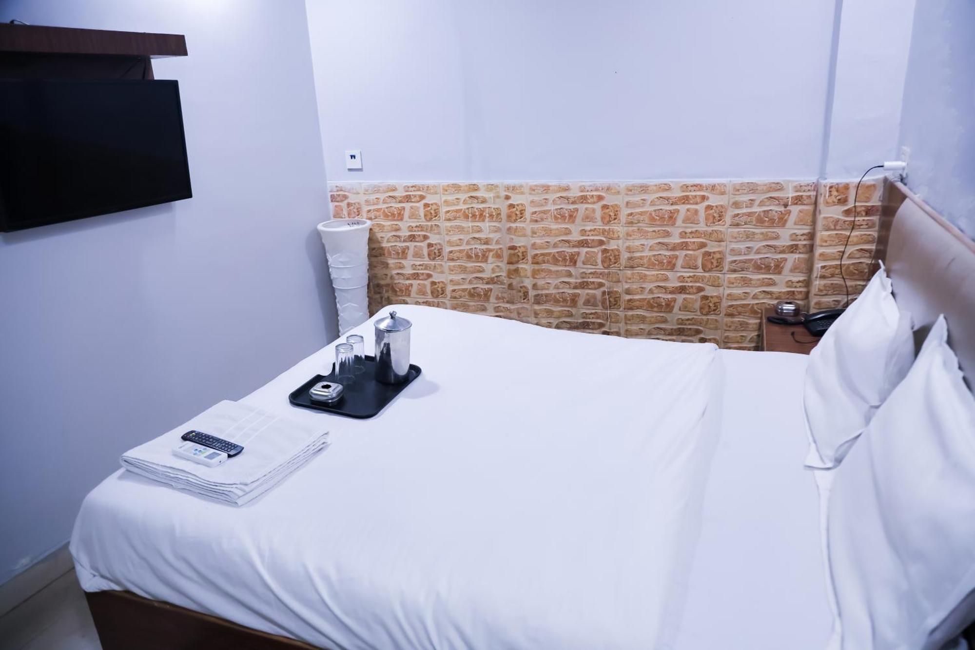 Mannat Stay Hotel - Laxmi Nagar Нью-Дели Экстерьер фото